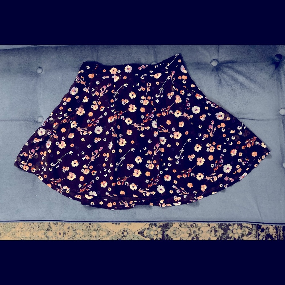 Dynamite Dark Floral Flowy Mini Skirt with Belt Loops Women’s Size XS